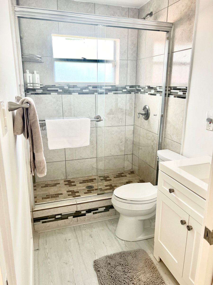 Secondary bathroom with tile shower