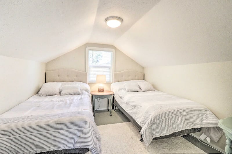 Another bedroom upstairs with 2 twin beds.