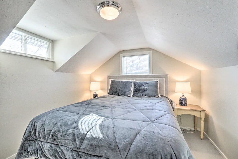 1st bedroom upstairs has a queen bed.