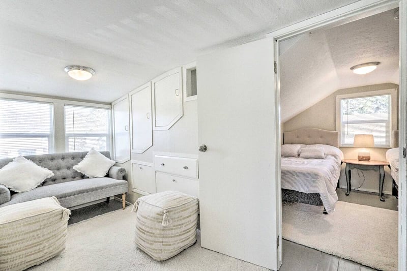 Nice sitting room between 2 upper rooms with extra closet storage etc.