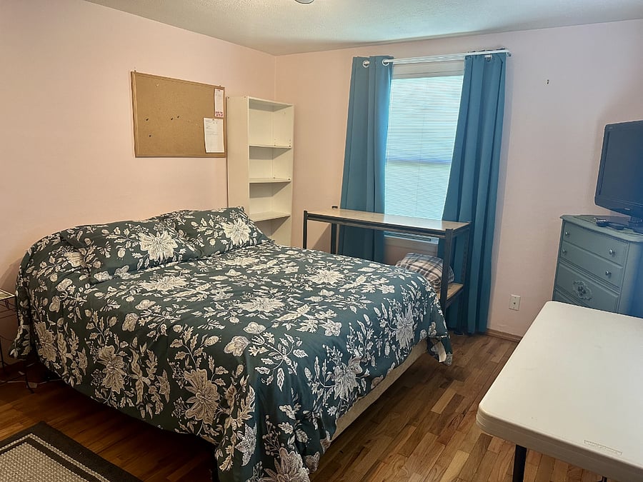 Guest bedroom
