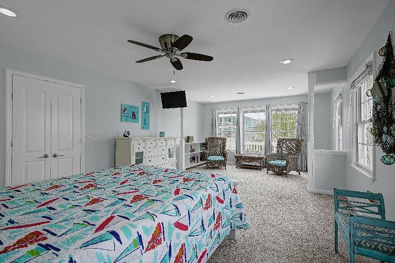 Master bedroom large enough to accommodate a work/study/reading area. Queen bed. Linens provided.