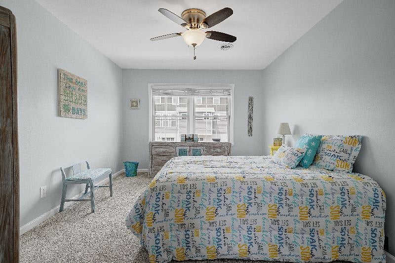 Middle bedroom has full sized bed.