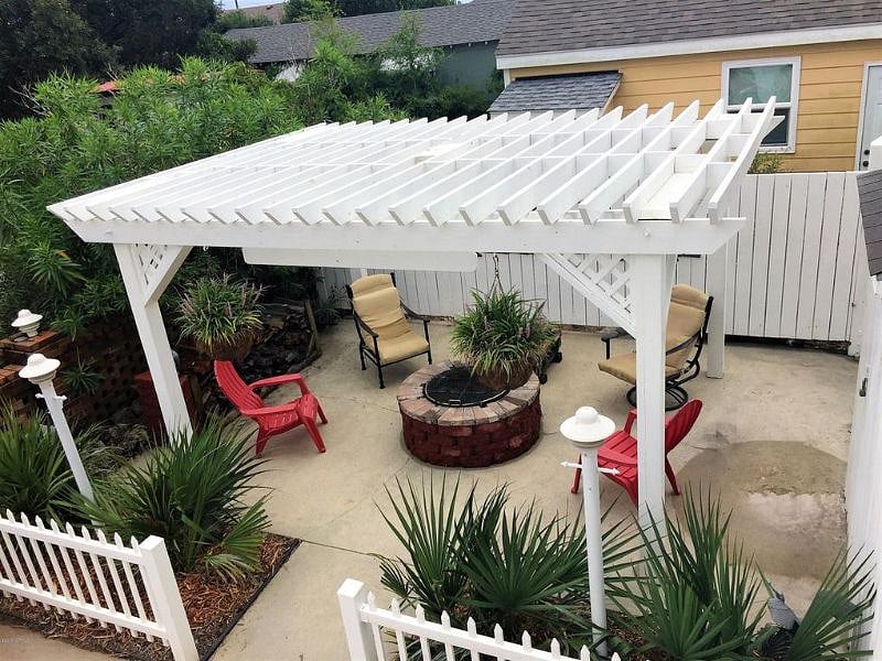 Firepit area great for relaxing gatherings! Fire wood provided.