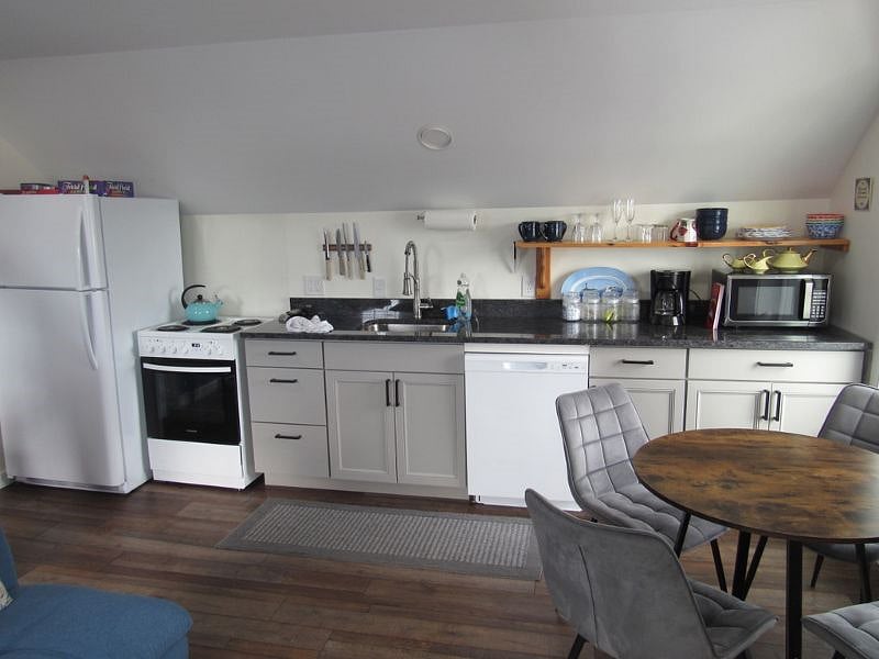 Kitchen w/ granite count top