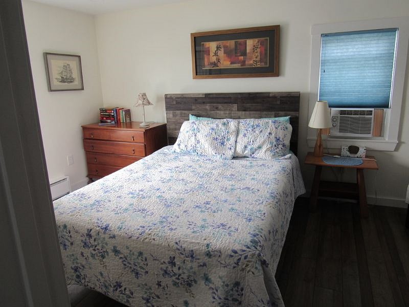 Queen bed w/ dresser
