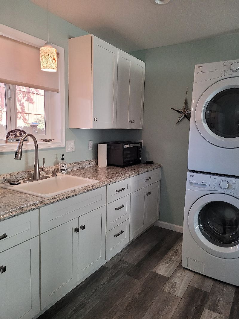 Countertop Oven/ Toaster/ Air-fryer
Fully stocked kitchenette 