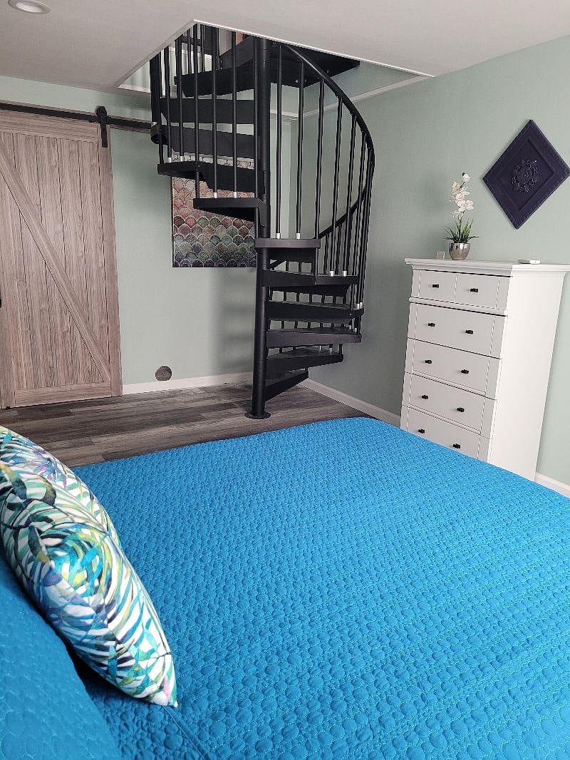 Bedroom with Queen bed