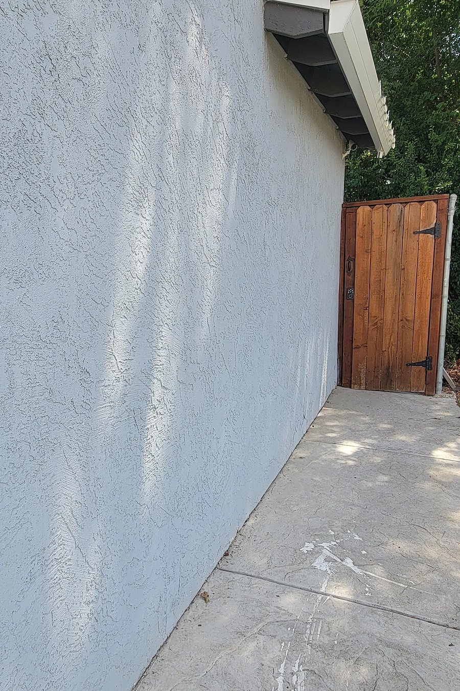 Private entrance from parking to yard