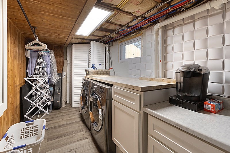 Laundry room in LL has an additional refrigerator laundry area