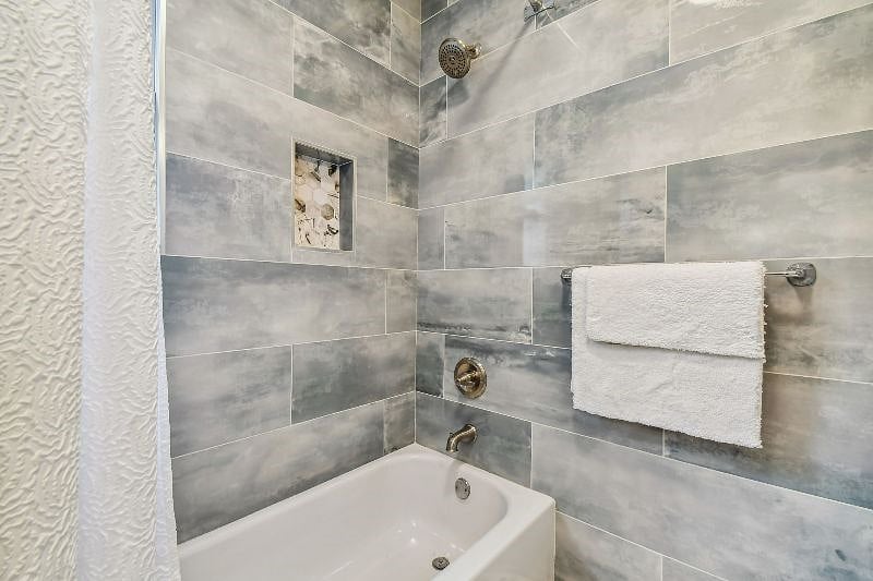 Shower/tub