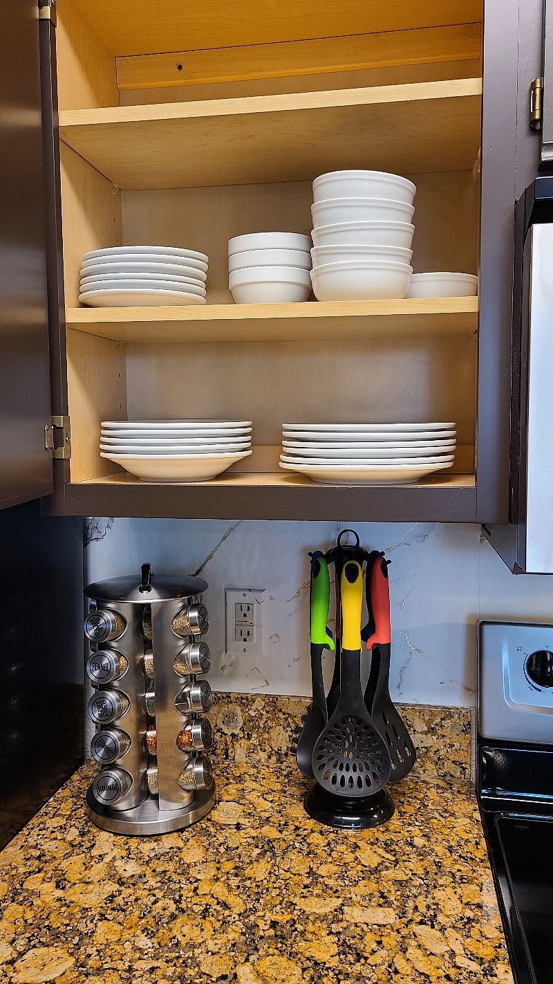 Dinnerware service for 6