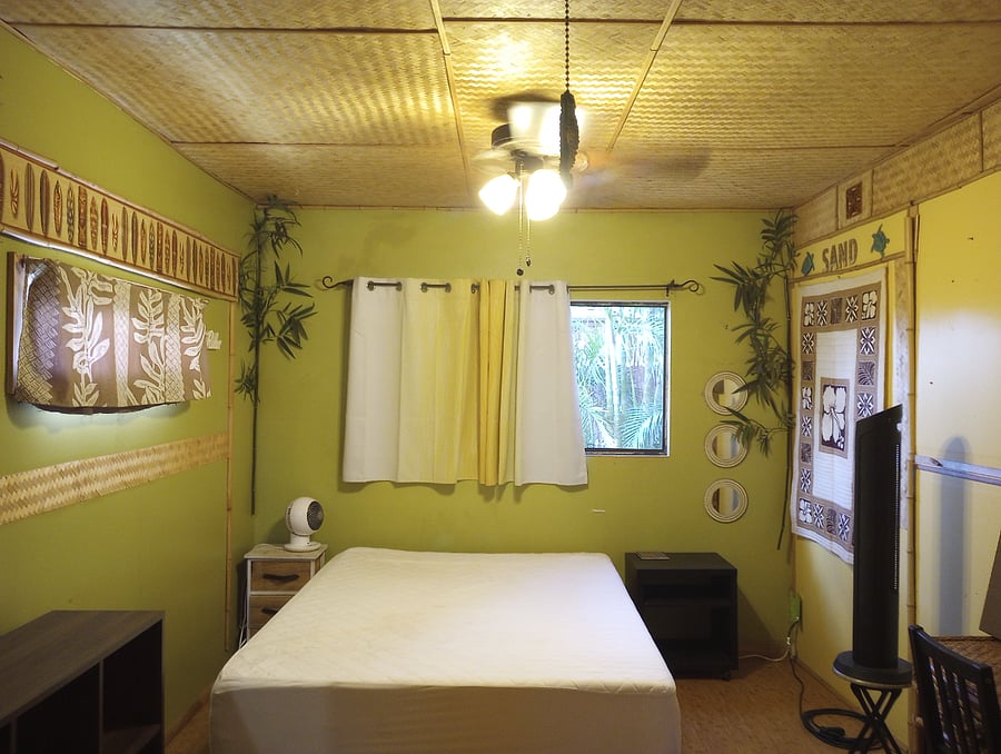 Gorgeous Hawaiian island decor/local artwork. 2 ceiling fans.