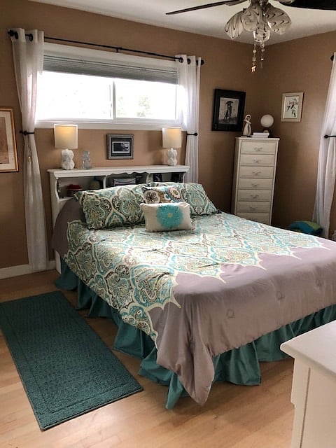 Master bedroom, queen bed