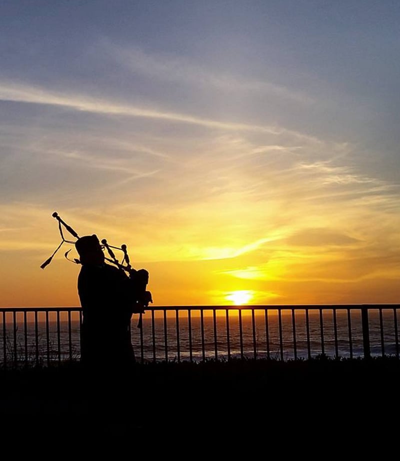 An evening at sunset with the bagpiper at the Ritz Carlton for a snack