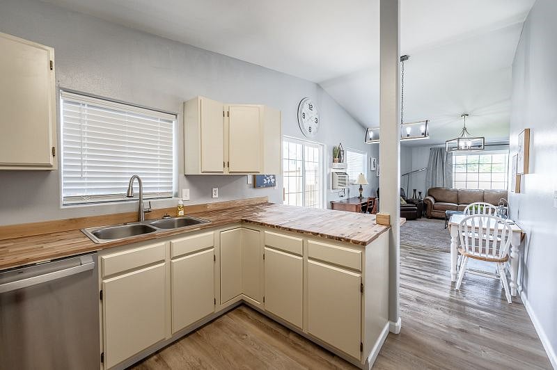 Furnished Finder property 422027_1 photo 12