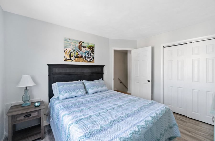 Spare bedroom 
