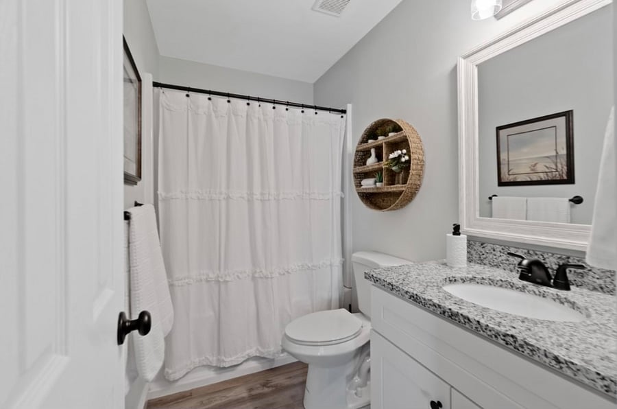 Main bathroom 