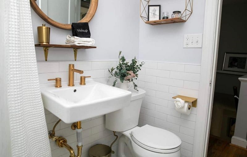 Full bath upstairs Upp