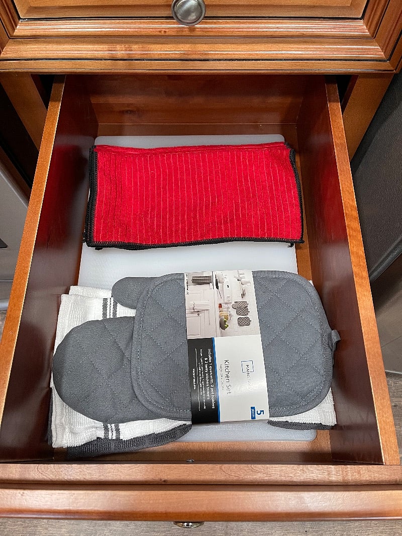 Kitchen - towels, cutting boards and oven mitts