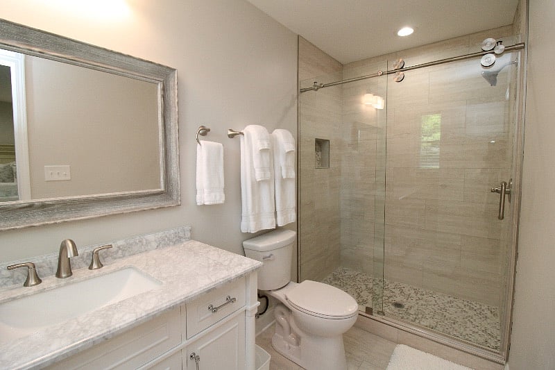 Master Bedroom ensuite Full Bathroom w/4 sets towels
