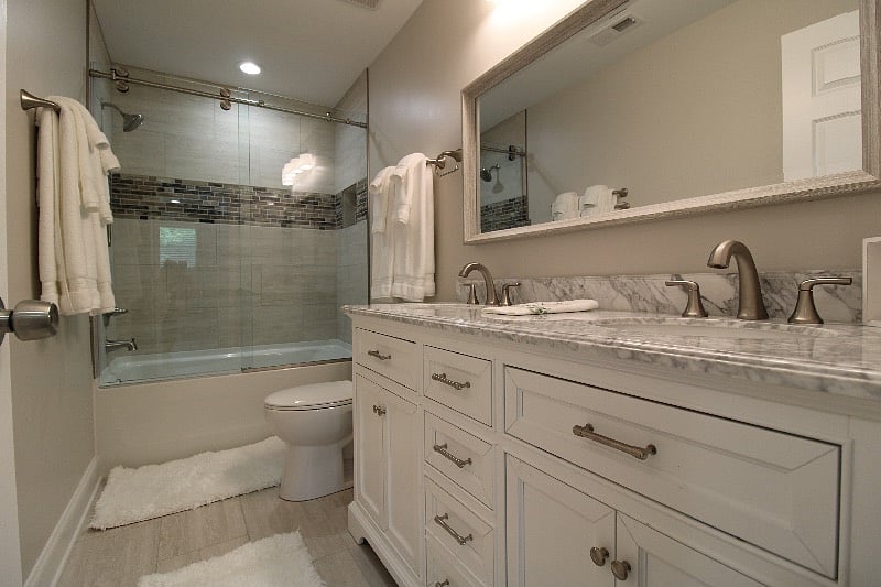 Hall Bathroom w/8 sets towels. We provide starter soap, hand soap, tissues, trash bags & 2 rolls toilet paper.