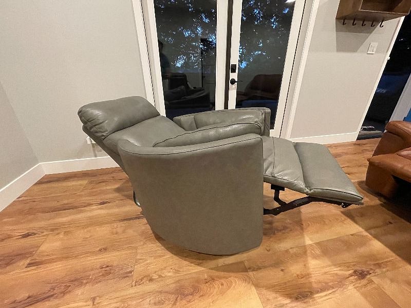 2 automatic leather single-seater recliners.