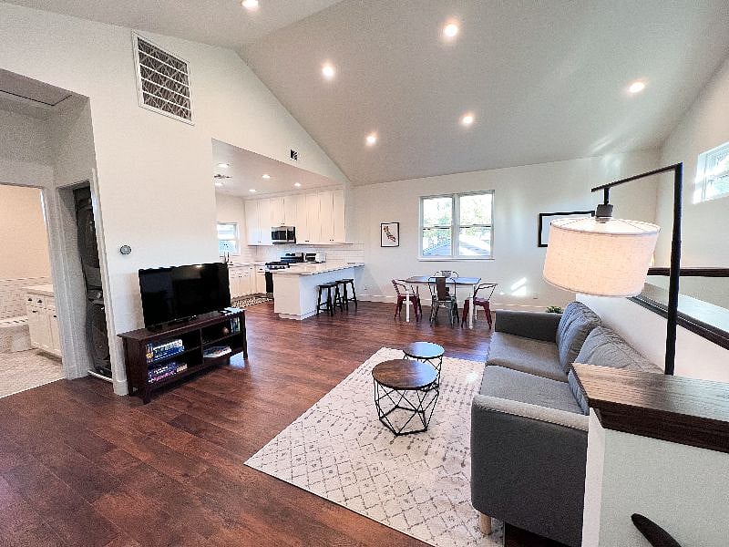 Furnished Finder property 422813_1 photo 3