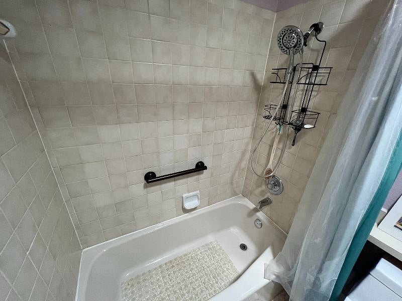 Rainfall showerhead with detachable sprayer. Grab bar. Non-slip mat.