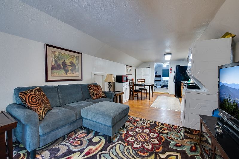 Furnished Finder property 422887_1 photo 2