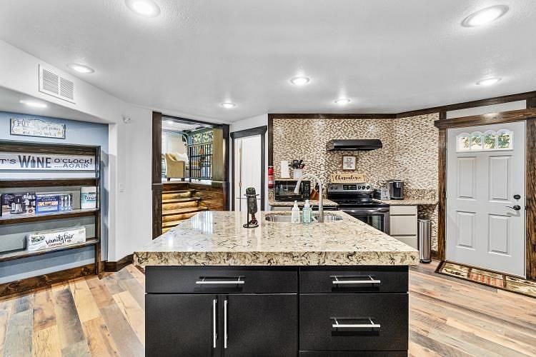 Furnished Finder property 422996_1 photo 8