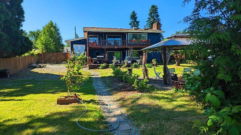 A large yard to play in, with outside clothes line.