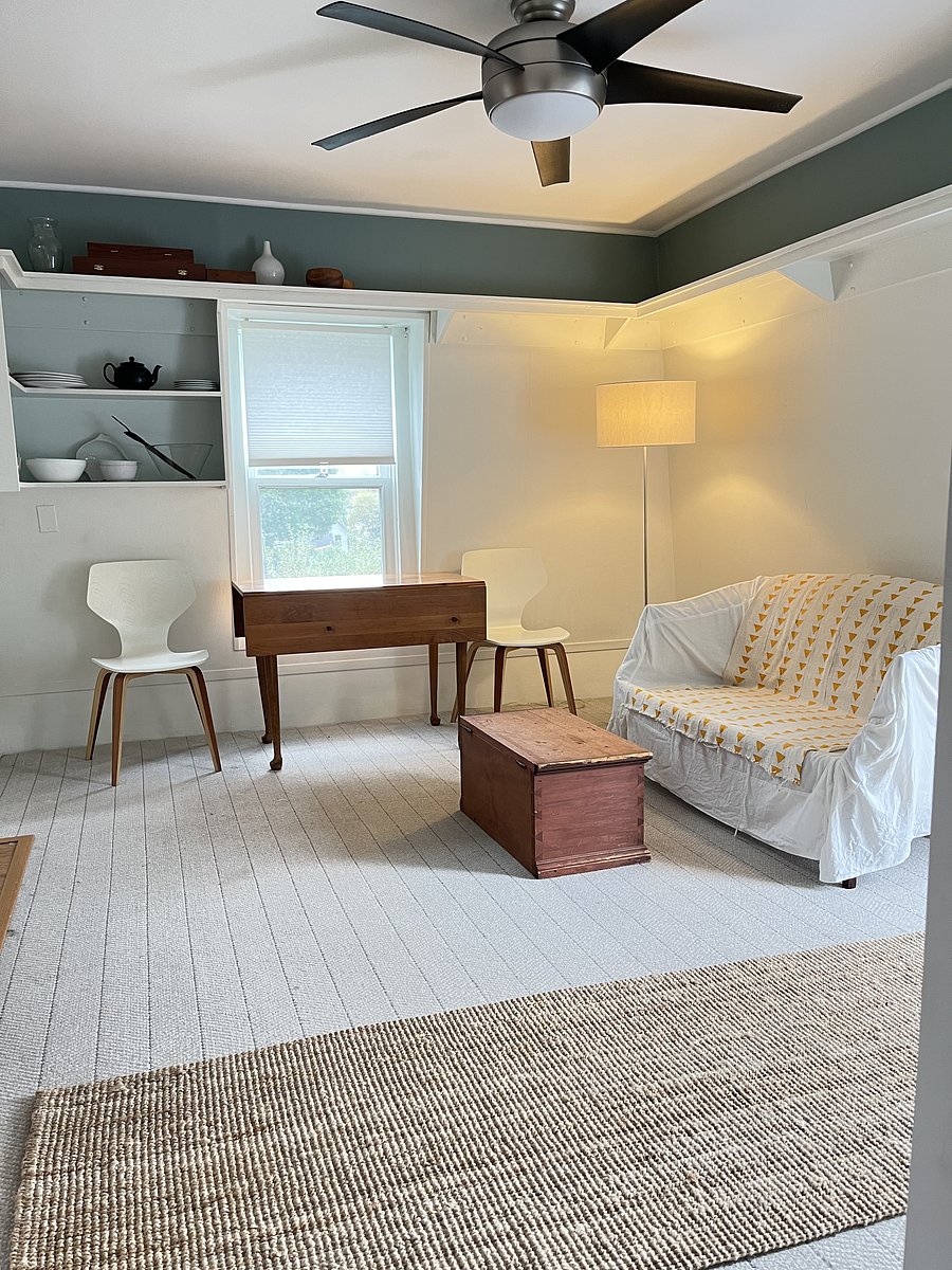 Cozy newly carpeted living/dining area