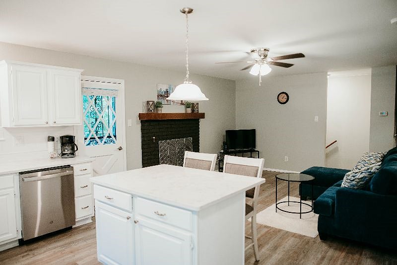 Family room, Smart TV, gas fireplace and sofa-chaise!