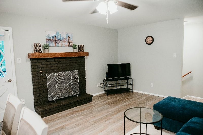 Family room, Smart TV, gas fireplace and sofa-chaise!