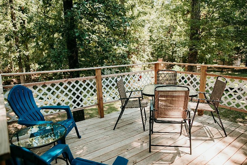 Quiet and peaceful deck with plenty of seating to enjoy your morning coffee/breakfast or evening meal with the family!