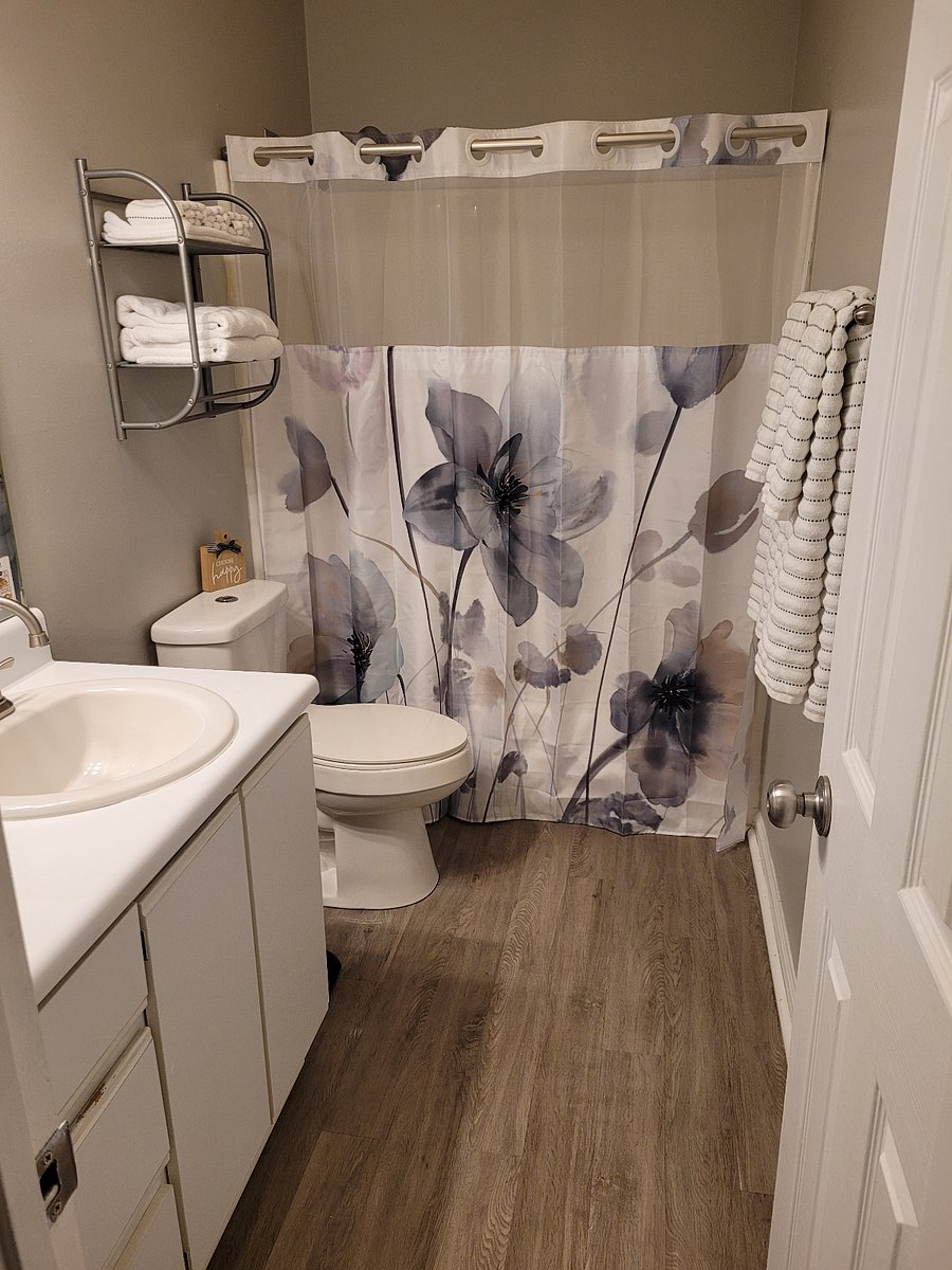 Hall bathroom 