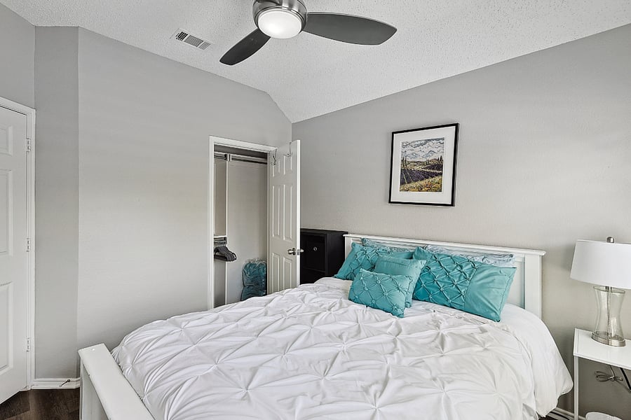 Queen Bed - Bedroom #1
White bedspread