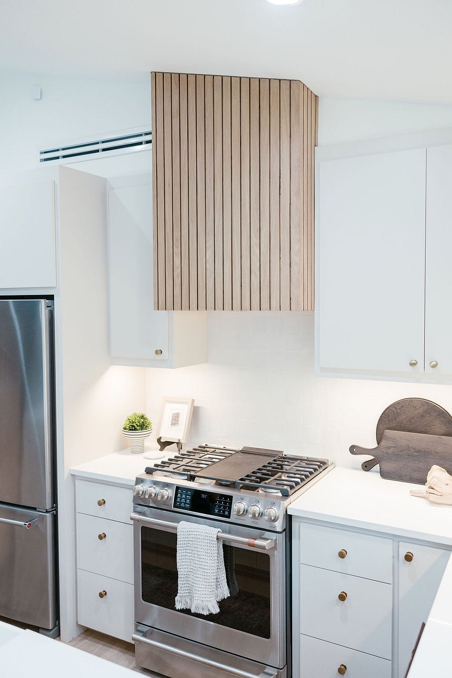 Kitchen - Stainless, lighted Venta-Hood.