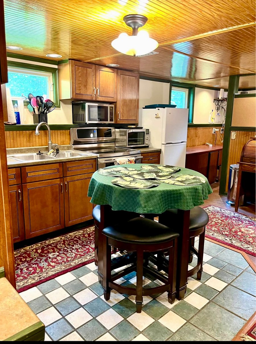 Another pic of the kitchen