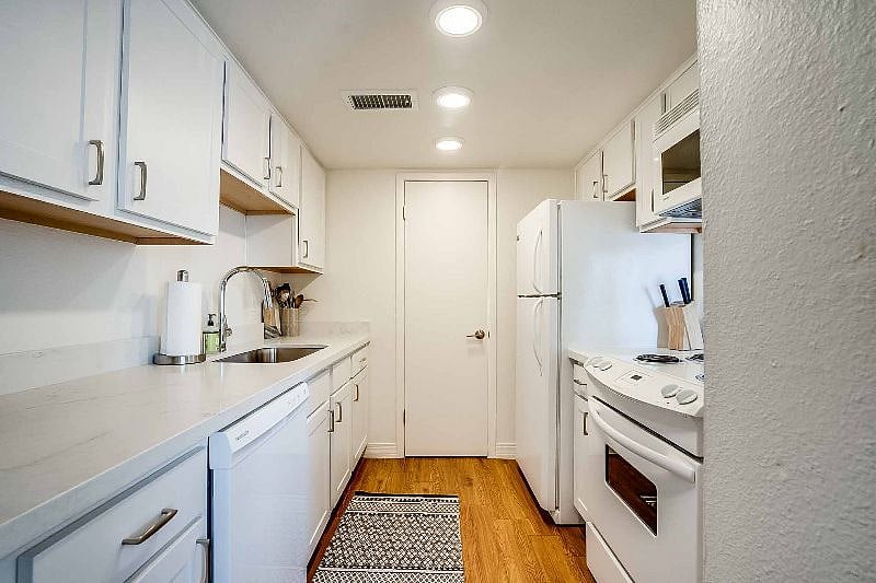 Furnished Finder property 424104_1 photo 24
