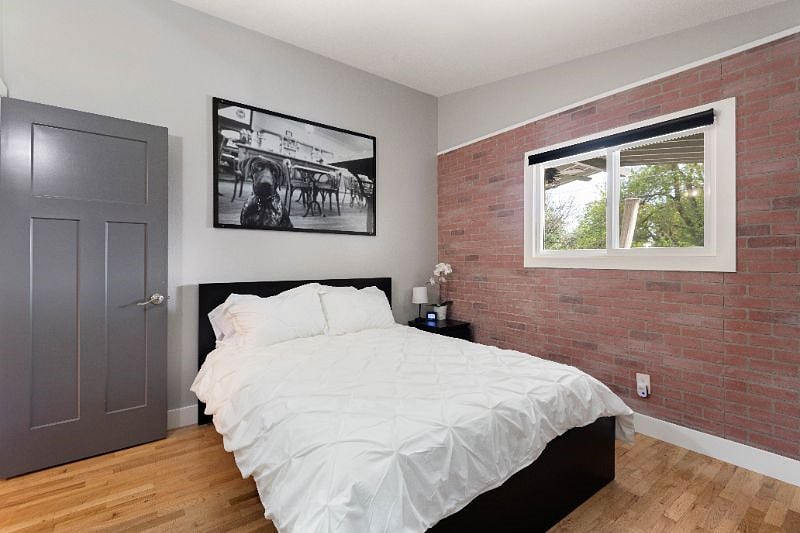 2nd bedroom with queen bed
