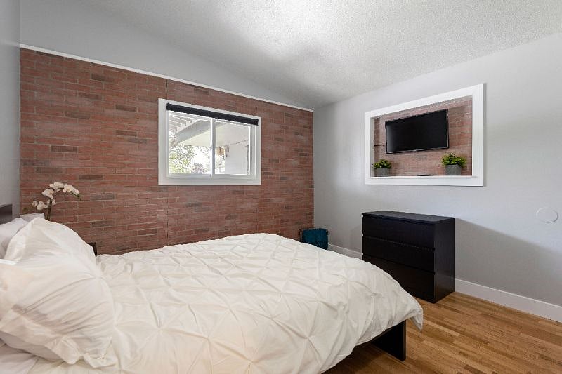 2nd bedroom with queen bed