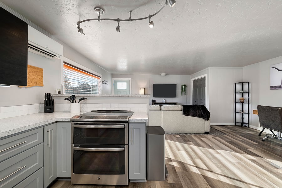 Oven is a double oven range with glass cooktop