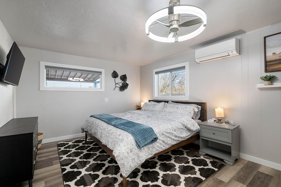 Comfy King Bed, Smart TV and Room Darkening Curtains