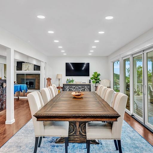 Enjoy this great dining area! 