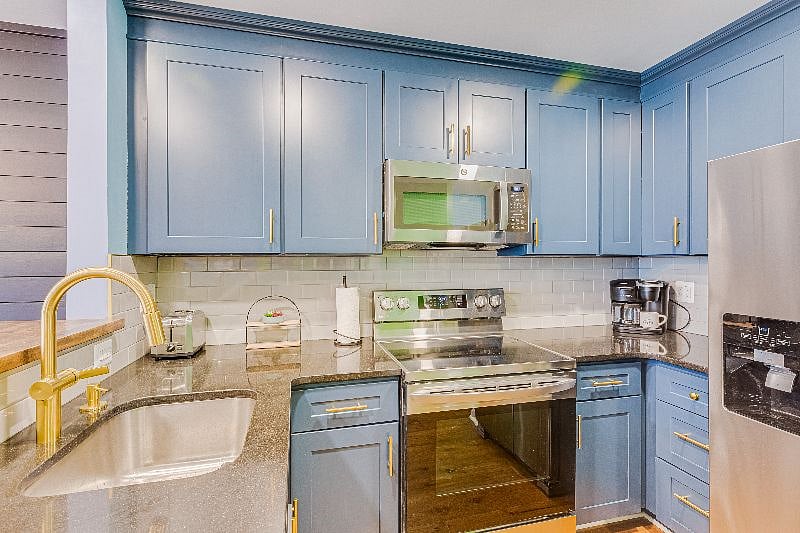 A FULLY Stocked Kitchen with Full Sized Appliances. You'll have access to a Keurig/Drip Brew/French Press for Coffee, Airfry Capable Oven, Dishwasher, Microwave, Fridge w/ Filtered Water/Ice, knifes, cookware, cutting boards, barware