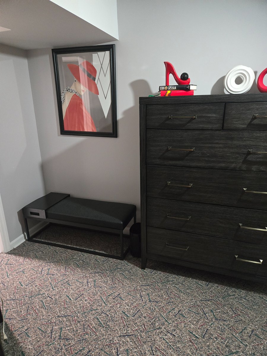 Bedroom chest of drawers