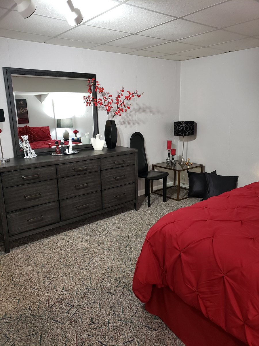 Bedroom dresser w/ large mirror