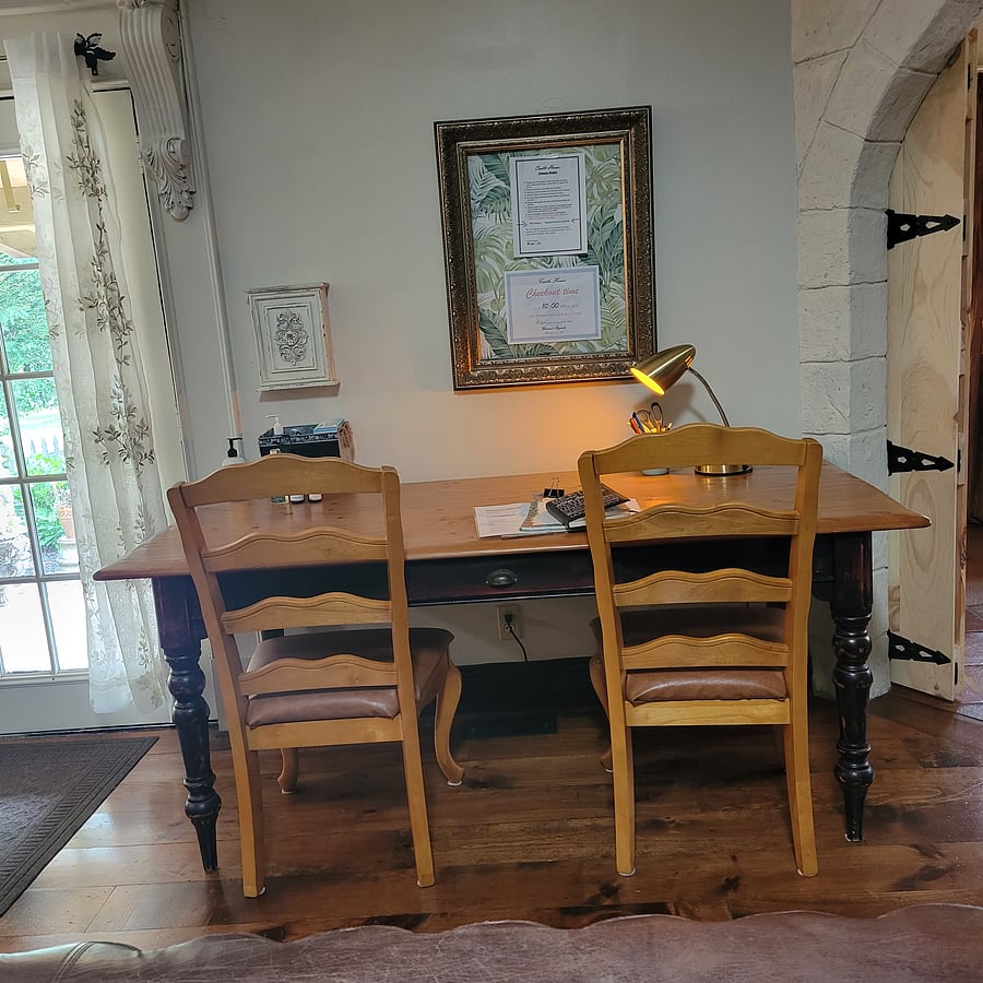 Desk for two people, very bright and spacious.